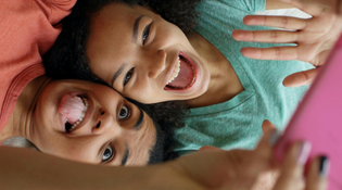 Dia do Adolescente: uma data que é de duas pessoas ao mesmo tempo