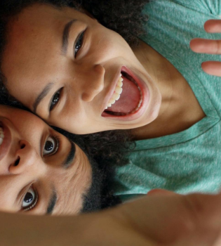 Dia do Adolescente: uma data que é de duas pessoas ao mesmo tempo