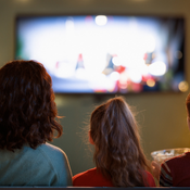 5 séries para maratonar com o adolescente num domingo de chuva