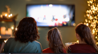 5 séries para maratonar com o adolescente num domingo de chuva