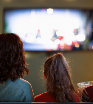 5 séries para maratonar com o adolescente num domingo de chuva