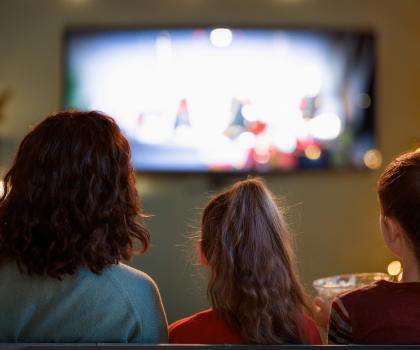 5 séries para maratonar com o adolescente num domingo de chuva